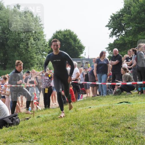 15.06.2025 - 27. Vierlanden-Triathlon KatJ http://msf.ph/oto/7993489 15.06.2025 09:54:25 Schwimmen 253, 255, 261, 302, 337, 342, 354 meine-sportfotos.de
