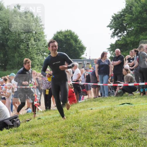 15.06.2025 - 27. Vierlanden-Triathlon KatJ http://msf.ph/oto/7993501 15.06.2025 09:54:25 Schwimmen 253, 255, 261, 302, 337, 342, 354 meine-sportfotos.de
