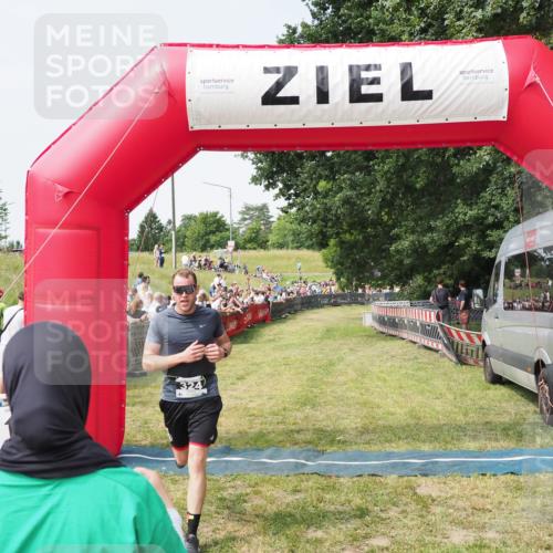 21.06.2025 - 27. Vierlanden-Triathlon MichiJ http://msf.ph/oto/7993504 15.06.2026 11:16:23 Ziel 324 meine-sportfotos.de
