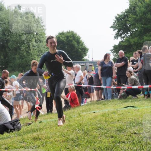 15.06.2025 - 27. Vierlanden-Triathlon KatJ http://msf.ph/oto/7993510 15.06.2025 09:54:25 Schwimmen 253, 255, 261, 302, 337, 342, 354 meine-sportfotos.de