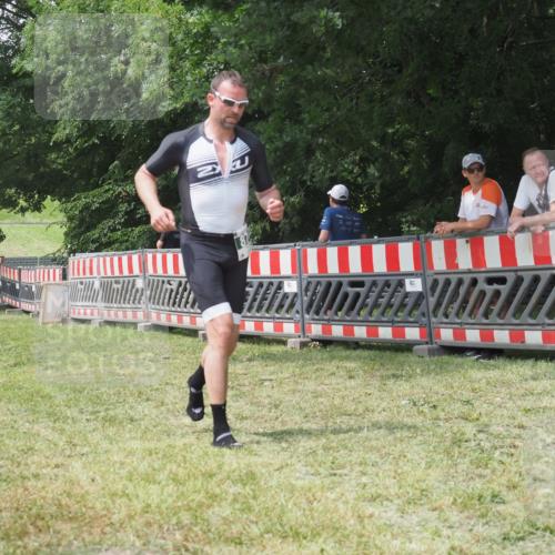 21.06.2025 - 27. Vierlanden-Triathlon KatJ http://msf.ph/oto/7993511 15.06.2025 12:34:33 Ziel 874 meine-sportfotos.de