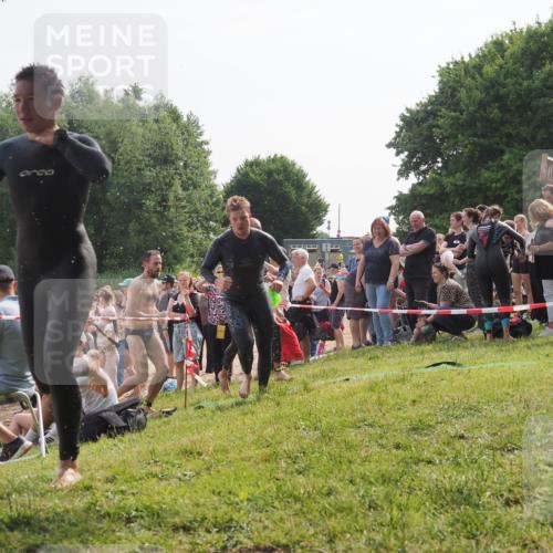 15.06.2025 - 27. Vierlanden-Triathlon KatJ http://msf.ph/oto/7993523 15.06.2025 09:54:26 Schwimmen 253, 255, 261, 302, 337, 342, 354 meine-sportfotos.de