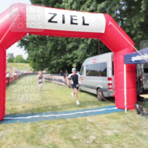 21.06.2025 - 27. Vierlanden-Triathlon MichiJ http://msf.ph/oto/7993525 15.06.2026 11:16:37 Ziel 395, 548 meine-sportfotos.de