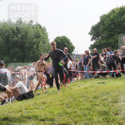 15.06.2025 - 27. Vierlanden-Triathlon KatJ http://msf.ph/oto/7993539 15.06.2025 09:54:26 Schwimmen 253, 255, 261, 302, 337, 342, 354 meine-sportfotos.de