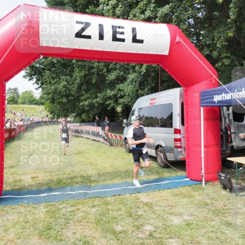 21.06.2025 - 27. Vierlanden-Triathlon MichiJ http://msf.ph/oto/7993545 15.06.2026 11:16:38 Ziel 395, 548 meine-sportfotos.de