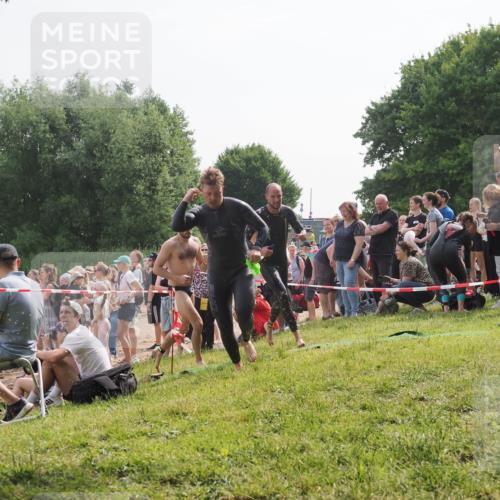 15.06.2025 - 27. Vierlanden-Triathlon KatJ http://msf.ph/oto/7993548 15.06.2025 09:54:26 Schwimmen 253, 255, 261, 302, 337, 342, 354 meine-sportfotos.de
