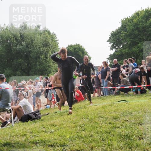 15.06.2025 - 27. Vierlanden-Triathlon KatJ http://msf.ph/oto/7993558 15.06.2025 09:54:26 Schwimmen 253, 255, 261, 302, 337, 342, 354 meine-sportfotos.de