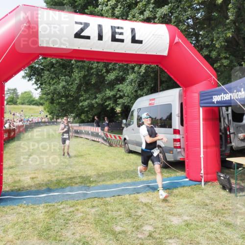 21.06.2025 - 27. Vierlanden-Triathlon MichiJ http://msf.ph/oto/7993581 15.06.2026 11:16:38 Ziel 395, 548 meine-sportfotos.de