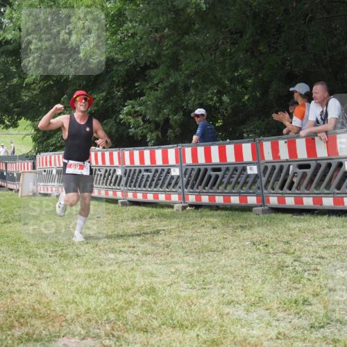 21.06.2025 - 27. Vierlanden-Triathlon KatJ http://msf.ph/oto/7993642 15.06.2025 12:35:12 Ziel 69 meine-sportfotos.de