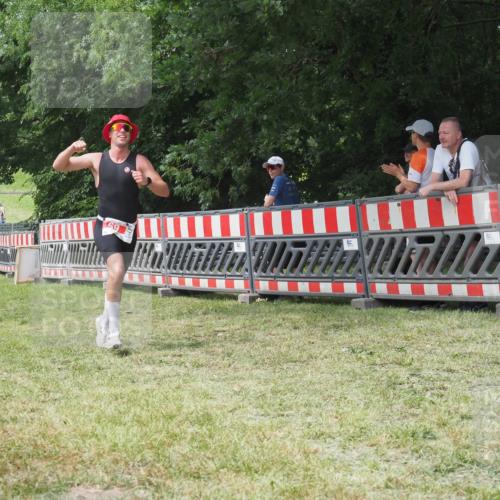 21.06.2025 - 27. Vierlanden-Triathlon KatJ http://msf.ph/oto/7993659 15.06.2025 12:35:12 Ziel 69 meine-sportfotos.de