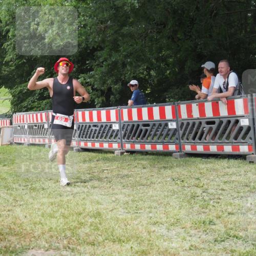 21.06.2025 - 27. Vierlanden-Triathlon KatJ http://msf.ph/oto/7993673 15.06.2025 12:35:12 Ziel 69 meine-sportfotos.de