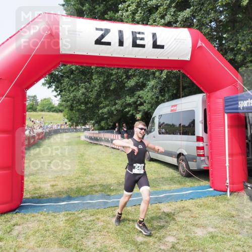 21.06.2025 - 27. Vierlanden-Triathlon MichiJ http://msf.ph/oto/7993718 15.06.2026 11:16:39 Ziel 395, 548 meine-sportfotos.de