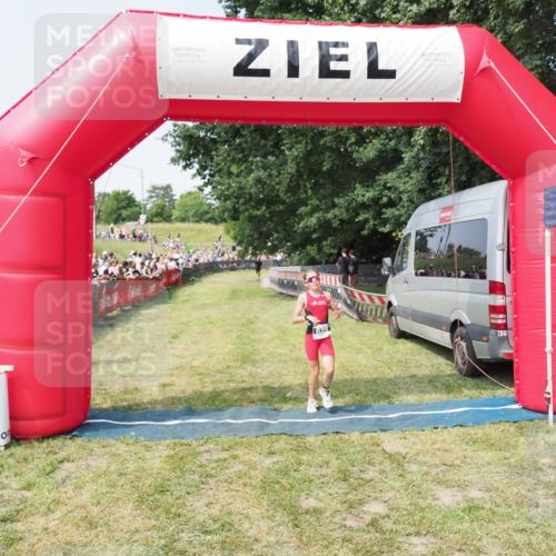 21.06.2025 - 27. Vierlanden-Triathlon MichiJ http://msf.ph/oto/7993801 15.06.2026 11:17:27 Ziel  meine-sportfotos.de