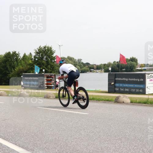 21.06.2025 - 27. Vierlanden-Triathlon H.Heesch http://msf.ph/oto/7993804 15.06.2025 11:18:15 Radfahren 829, 845 meine-sportfotos.de