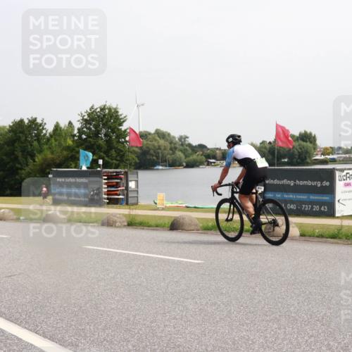 21.06.2025 - 27. Vierlanden-Triathlon H.Heesch http://msf.ph/oto/7993809 15.06.2025 11:18:18 Radfahren 816, 829 meine-sportfotos.de