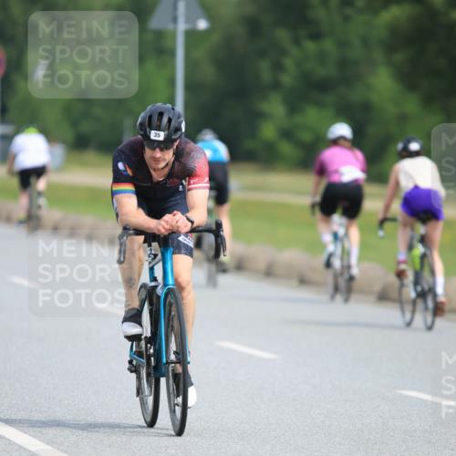 15.06.2025 - 27. Vierlanden-Triathlon H.Heesch http://msf.ph/oto/7993823 15.06.2025 10:27:01 Radfahren 35, 288, 479, 557, 574, 588 meine-sportfotos.de
