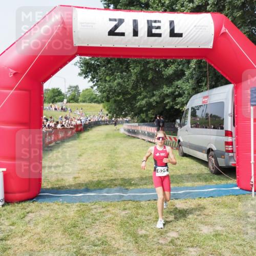 21.06.2025 - 27. Vierlanden-Triathlon MichiJ http://msf.ph/oto/7993884 15.06.2026 11:17:27 Ziel  meine-sportfotos.de