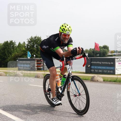 21.06.2025 - 27. Vierlanden-Triathlon H.Heesch http://msf.ph/oto/7993916 15.06.2025 11:18:32 Radfahren 219, 236, 750 meine-sportfotos.de
