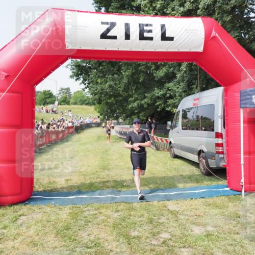 21.06.2025 - 27. Vierlanden-Triathlon MichiJ http://msf.ph/oto/7993948 15.06.2026 11:17:36 Ziel 392 meine-sportfotos.de
