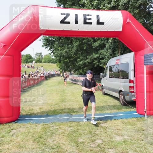 21.06.2025 - 27. Vierlanden-Triathlon MichiJ http://msf.ph/oto/7994002 15.06.2026 11:17:36 Ziel 392 meine-sportfotos.de