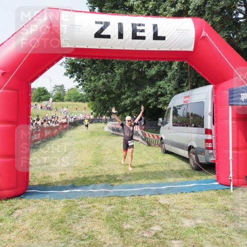 21.06.2025 - 27. Vierlanden-Triathlon MichiJ http://msf.ph/oto/7994050 15.06.2026 11:17:40 Ziel 392, 412 meine-sportfotos.de