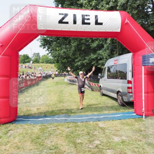 21.06.2025 - 27. Vierlanden-Triathlon MichiJ http://msf.ph/oto/7994064 15.06.2026 11:17:40 Ziel 392, 412 meine-sportfotos.de