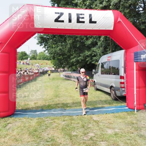 21.06.2025 - 27. Vierlanden-Triathlon MichiJ http://msf.ph/oto/7994219 15.06.2026 11:17:41 Ziel 392, 412 meine-sportfotos.de
