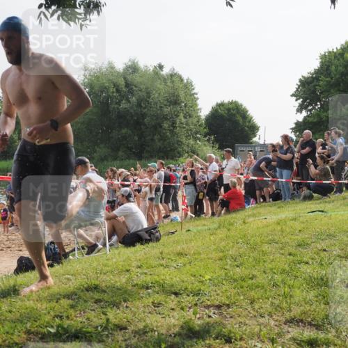 15.06.2025 - 27. Vierlanden-Triathlon KatJ http://msf.ph/oto/7994443 15.06.2025 09:54:44 Schwimmen 262, 294, 297, 318 meine-sportfotos.de