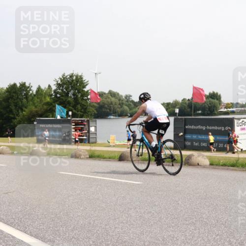 21.06.2025 - 27. Vierlanden-Triathlon H.Heesch http://msf.ph/oto/7994501 15.06.2025 11:22:19 Radfahren 207 meine-sportfotos.de