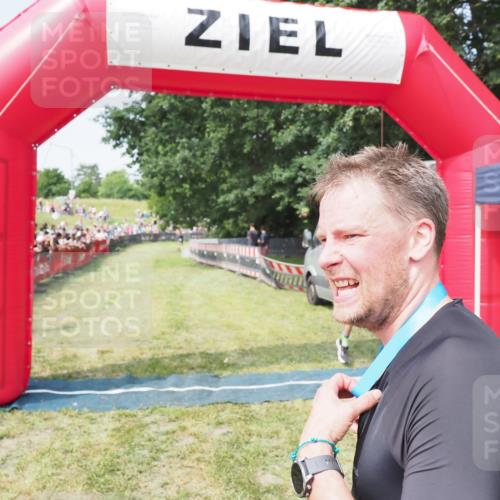21.06.2025 - 27. Vierlanden-Triathlon MichiJ http://msf.ph/oto/7994574 15.06.2026 11:18:08 Ziel 462 meine-sportfotos.de