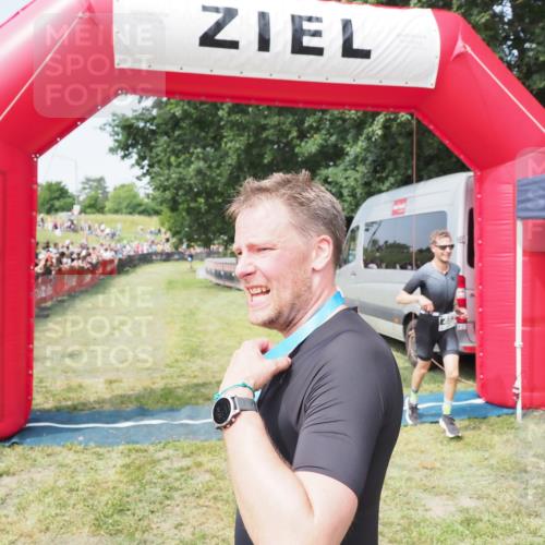 21.06.2025 - 27. Vierlanden-Triathlon MichiJ http://msf.ph/oto/7994629 15.06.2026 11:18:08 Ziel 462 meine-sportfotos.de