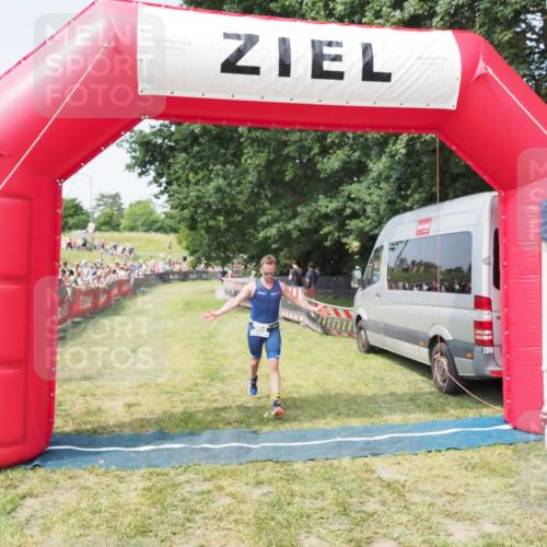 21.06.2025 - 27. Vierlanden-Triathlon MichiJ http://msf.ph/oto/7994656 15.06.2026 11:18:19 Ziel 304 meine-sportfotos.de