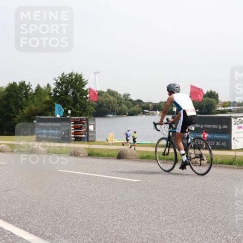 21.06.2025 - 27. Vierlanden-Triathlon H.Heesch http://msf.ph/oto/7994681 15.06.2025 11:23:05 Radfahren 770, 946, 963 meine-sportfotos.de