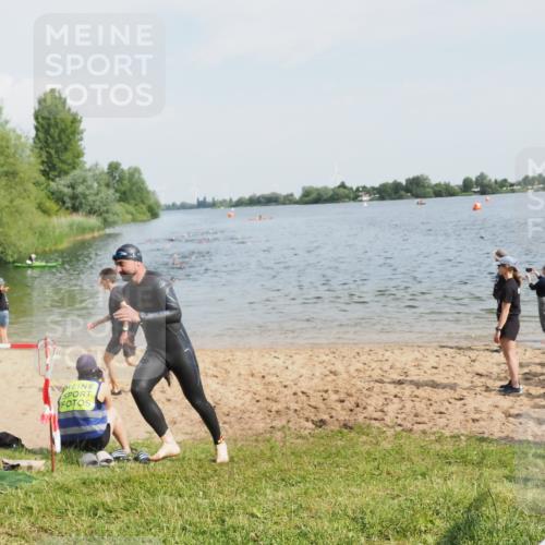 21.06.2025 - 27. Vierlanden-Triathlon MichiJ http://msf.ph/oto/7994703 15.06.2026 09:56:23 Schwimmen 260, 314, 323, 438 meine-sportfotos.de