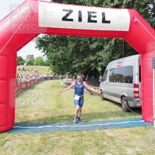 21.06.2025 - 27. Vierlanden-Triathlon MichiJ http://msf.ph/oto/7994709 15.06.2026 11:18:19 Ziel 304 meine-sportfotos.de