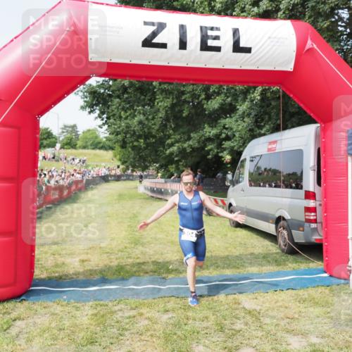 21.06.2025 - 27. Vierlanden-Triathlon MichiJ http://msf.ph/oto/7994743 15.06.2026 11:18:20 Ziel 304 meine-sportfotos.de
