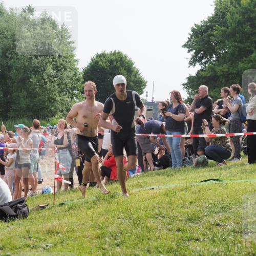 15.06.2025 - 27. Vierlanden-Triathlon KatJ http://msf.ph/oto/7994771 15.06.2025 09:54:56 Schwimmen 297, 319, 336, 344, 361 meine-sportfotos.de