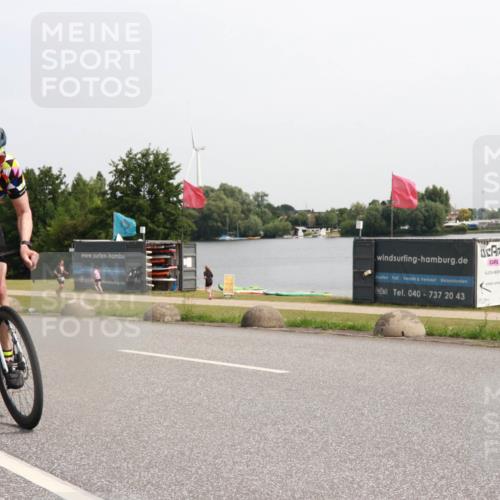 21.06.2025 - 27. Vierlanden-Triathlon H.Heesch http://msf.ph/oto/7994774 15.06.2025 11:23:39 Radfahren 187 meine-sportfotos.de