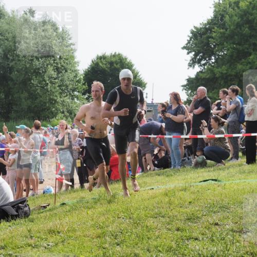 15.06.2025 - 27. Vierlanden-Triathlon KatJ http://msf.ph/oto/7994786 15.06.2025 09:54:56 Schwimmen 297, 319, 336, 344, 361 meine-sportfotos.de
