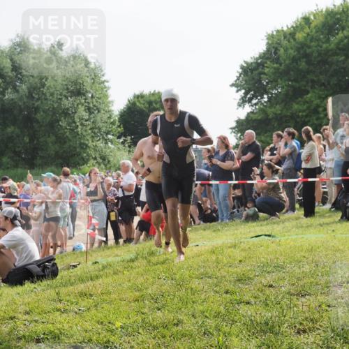 15.06.2025 - 27. Vierlanden-Triathlon KatJ http://msf.ph/oto/7994801 15.06.2025 09:54:56 Schwimmen 297, 319, 336, 344, 361 meine-sportfotos.de