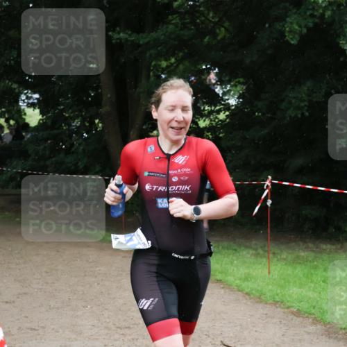 21.06.2025 - 27. Vierlanden-Triathlon Lena Gebhardt http://msf.ph/oto/7994824 15.06.2025 13:49:15 Laufen  meine-sportfotos.de