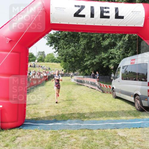 21.06.2025 - 27. Vierlanden-Triathlon MichiJ http://msf.ph/oto/7994831 15.06.2026 11:18:40 Ziel 513 meine-sportfotos.de