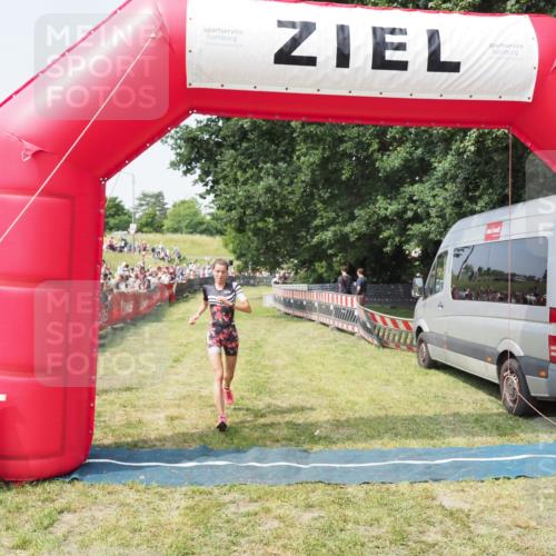 21.06.2025 - 27. Vierlanden-Triathlon MichiJ http://msf.ph/oto/7994924 15.06.2026 11:18:40 Ziel 513 meine-sportfotos.de