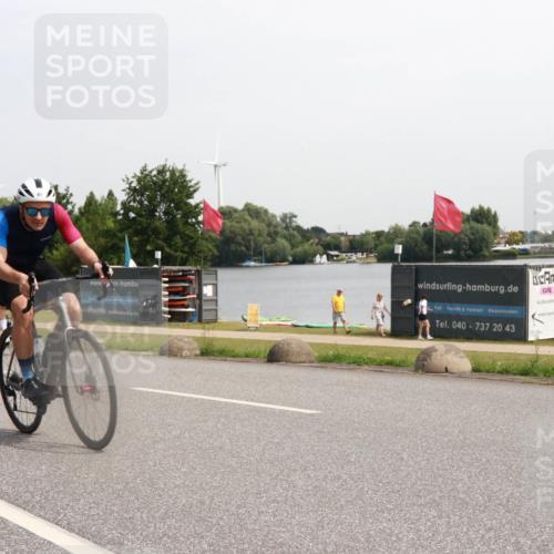 21.06.2025 - 27. Vierlanden-Triathlon H.Heesch http://msf.ph/oto/7995012 15.06.2025 11:25:04 Radfahren 81, 693, 970 meine-sportfotos.de