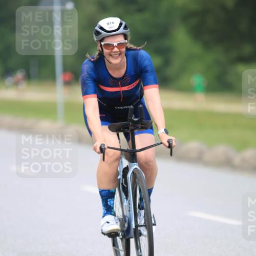 21.06.2025 - 27. Vierlanden-Triathlon H.Heesch http://msf.ph/oto/7995194 15.06.2025 12:15:10 Radfahren 702, 831, 894, 910 meine-sportfotos.de
