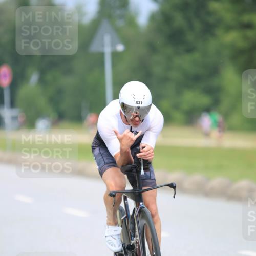 21.06.2025 - 27. Vierlanden-Triathlon H.Heesch http://msf.ph/oto/7995222 15.06.2025 12:15:14 Radfahren 643, 702, 831, 910 meine-sportfotos.de