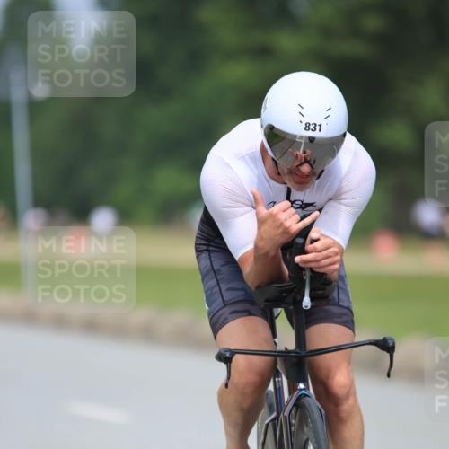 21.06.2025 - 27. Vierlanden-Triathlon H.Heesch http://msf.ph/oto/7995239 15.06.2025 12:15:14 Radfahren 643, 702, 831, 910 meine-sportfotos.de