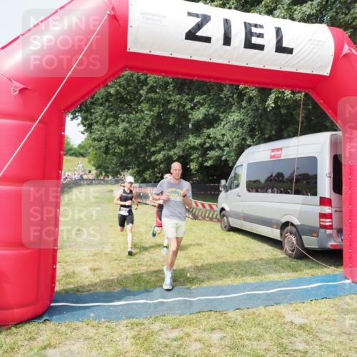 21.06.2025 - 27. Vierlanden-Triathlon MichiJ http://msf.ph/oto/7995311 15.06.2026 11:18:52 Ziel 364, 564, 612 meine-sportfotos.de