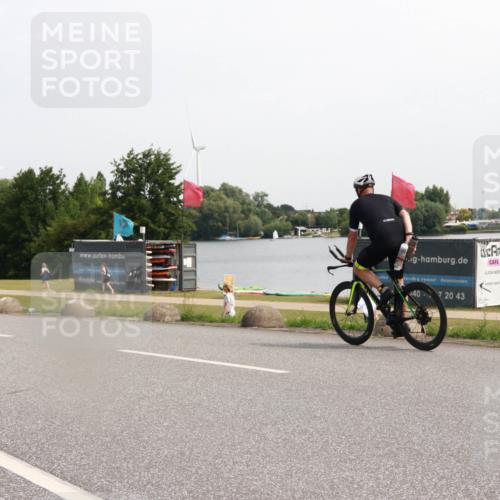 21.06.2025 - 27. Vierlanden-Triathlon H.Heesch http://msf.ph/oto/7995407 15.06.2025 11:26:31 Radfahren 151 meine-sportfotos.de