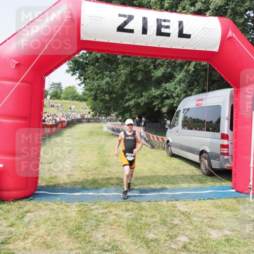 21.06.2025 - 27. Vierlanden-Triathlon MichiJ http://msf.ph/oto/7995477 15.06.2026 11:19:06 Ziel 457 meine-sportfotos.de